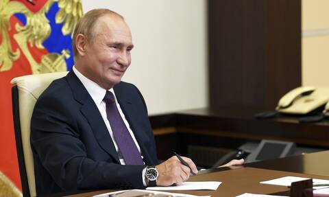 Βλαντιμίρ Πούτιν: Όταν ο Ρώσος πρόεδρος βγαίνει από τα πρωτόκολλα - Τα «χουνέρια» σε άλλους ηγέτες