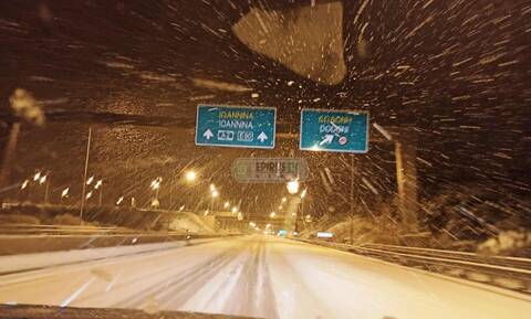 Ιωάννινα: Σφοδρή χιονόπτωση στην Εγνατία Οδό στον κόμβο Δωδώνης