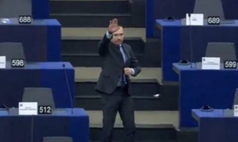 Σάλος για τον ναζιστικό χαιρετισμό Βούλγαρου ευρωβουλευτή στο Ευρωπαϊκό Κοινοβούλιο
