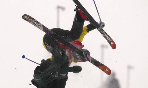 Χειμερινοί Ολυμπιακοί Αγώνες: Τρομακτικό ατύχημα αθλητή – Συγκρούστηκε με τον κάμεραμαν (vid+pics)