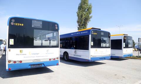 Θεσσαλονίκη: Δώδεκα προσαγωγές ανηλίκων - Πετούσαν αντικείμενα σε λεωφορείο του ΟΑΣΘ