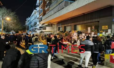 Θεσσαλονίκη: Πλήθος κόσμου στο σημείο δολοφονίας του Άλκη, μετά το τέλος του ντέρμπι Άρης - ΠΑΟΚ