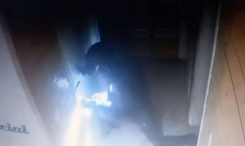 Αργυρούπουλη: Καρέ-καρέ η διάρρηξη σε κατάστημα εστίασης (video)