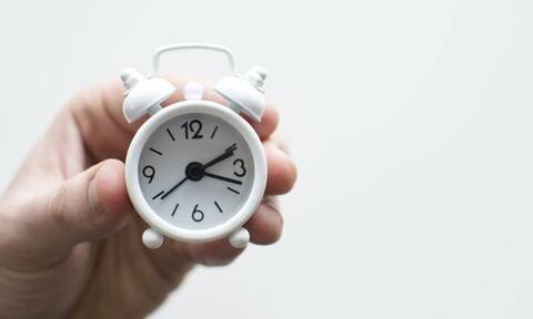 Αντίστροφη μέτρηση για την αλλαγή ώρας: Ποια Κυριακή θα γυρίσουμε τα ρολόγια μια ώρα μπροστά