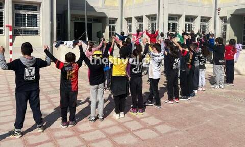 Θεσσαλονίκη: Μαθητές δημοτικού φόρεσαν φανέλες των ομάδων τους - Μήνυμα κατά της οπαδικής βίας