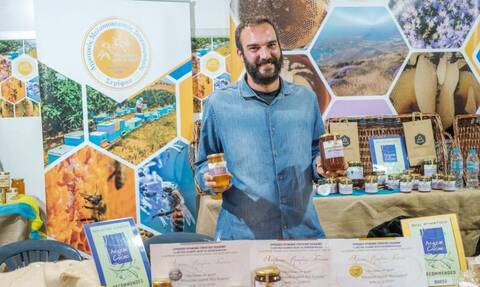 Δημοσθένης Διαμαντής: Ο νεαρός από τη Σέριφο που φτιάχνει μέλι από άγρια λεβάντα