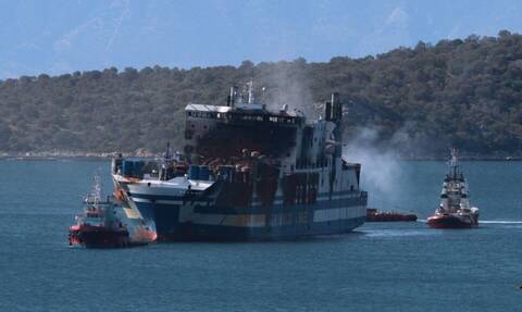 Euroferry Olympia στο λιμάνι του Αστακού: Στο πλοίο δεν υπάρχει πλέον φλόγα παρά μόνο πυκνοί καπνοί