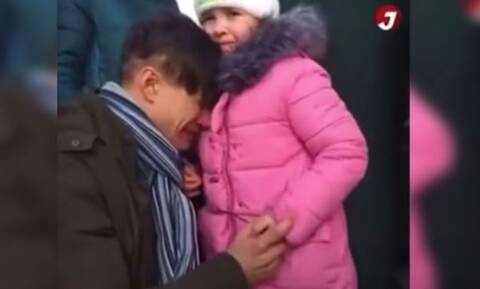 Πόλεμος στην Ουκρανία: Ραγίζει καρδιές το βίντεο με πατέρα να αποχαιρετά την κόρη του