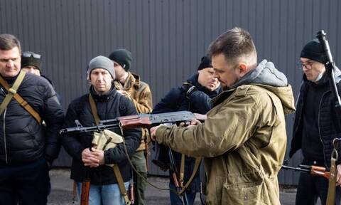 Πόλεμος στην Ουκρανία: Με όπλα και μολότοφ στα χέρια οι πολίτες για να υπερασπιστούν το Κίεβο