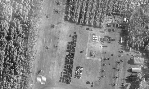 Λευκορωσία: Δορυφορικές φωτογραφίες αποκαλύπτουν 150 ελικόπτερα κοντά στα σύνορα της Ουκρανίας