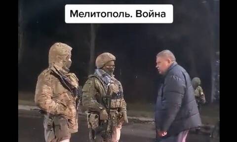 Ουκρανία: Ηλικιωμένος «τα έψαλε» σε Ρώσους στρατιώτες - «Είστε μαριονέτες, τι σκ@@α κάνετε εδώ;»