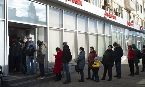 Το bank run και η κατάρρευση για το ρούβλι εξαϋλώνουν τις τραπεζικές καταθέσεις στη Ρωσία