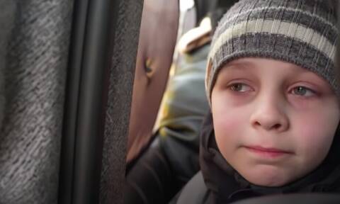 Πόλεμος στην Ουκρανία: Άγοράκι εγκατελείπει το σπίτι του - «Αφήσαμε τον μπαμπά στο Κίεβο, να βοηθά»