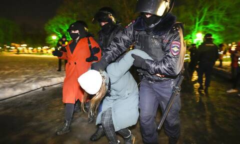 Πόλεμος στην Ουκρανία: Πάνω από 400 συλλήψεις σε διαδηλώσεις στη Ρωσία