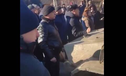 Πόλεμος στην Ουκρανία: Συγκλονίζουν οι κάτοικοι -Τραγουδούν τον εθνικό ύμνο μπροστά σε ρωσικά άρματα