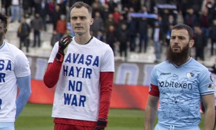 Πόλεμος στην Ουκρανία: Τούρκος ποδοσφαιριστής αρνήθηκε να φορέσει μπλούζα κατά της ρωσικής εισβολής 