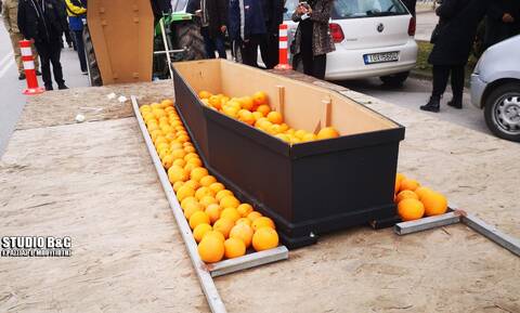 Αργολίδα: Έκαναν «κηδεία» στα πορτοκάλια τους