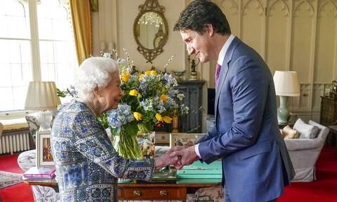 Βασίλισσα Ελισάβετ: Με τον Τριντό το πρώτο επίσημο τετ-α-τετ μετά τον κορονοϊό - Δείτε φωτογραφίες
