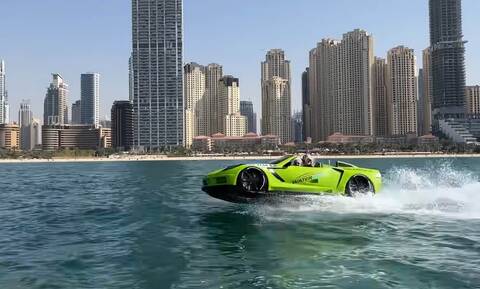 Δείτε μια Corvette να σκίζει τα κύματα (video)