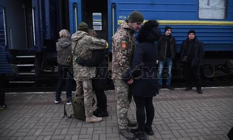 Πόλεμος Ουκρανία - Ρεπορτάζ Newsbomb.gr: Συγκινητικές στιγμές στους σταθμούς των τρένων