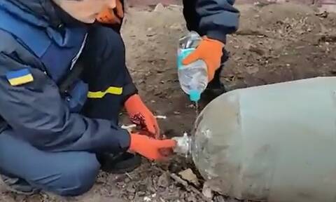 Πόλεμος στην Ουκρανία: Viral το βίντεο με Ουκρανούς να αφοπλίζουν βόμβα με ένα μπουκάλι νερό!