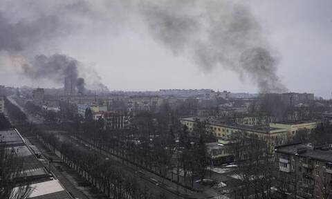 Πόλεμος στην Ουκρανία: Νέα αεροπορική επίθεση στη Μαριούπολη - Οι πρώτες εικόνες