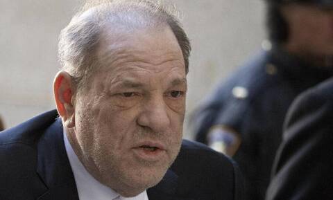 Harvey Weinstein: Τον έπιασαν να φέρνει λαθραία στη φυλακή