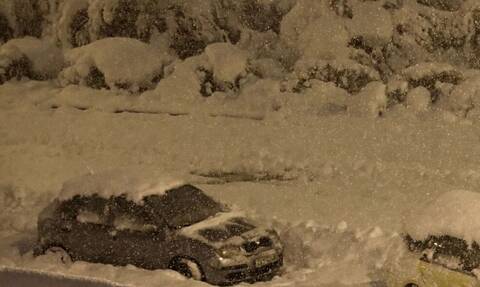 Kακοκαιρία «Φίλιππος» - Ωρωπός: Απεγκλωβίστηκαν οδηγοί αυτοκινήτων που κόλλησαν στα χιόνια