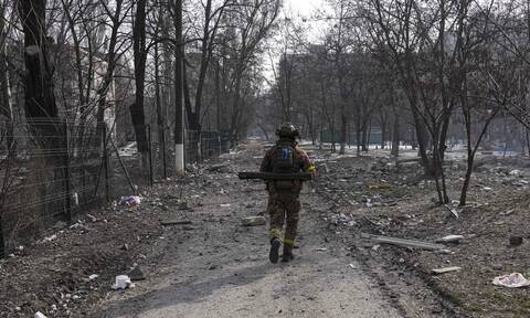 Πόλεμος στην Ουκρανία: Η στιγμή του βομβαρδισμού κτηρίων στη Μαριούπολη