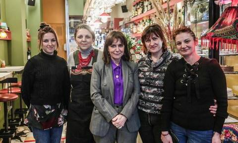 Η Κατερίνα Σακελλαροπούλου παρέθεσε γεύμα σε ουκρανικό εστιατόριο – Ο διάλογος με τις ιδιοκτήτριες