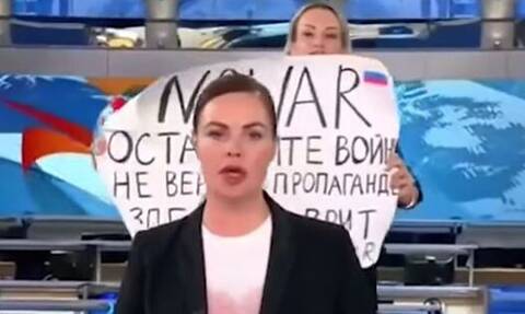 Κρεμλίνο: «Χουλιγκανισμός» η διαμαρτυρία της εργαζόμενης στο δελτίο ειδήσεων της ρωσικής τηλεόρασης