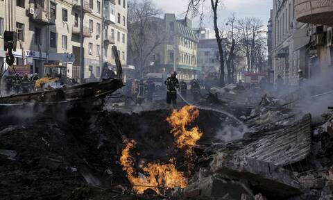 Πόλεμος στην Ουκρανία: Ξεκίνησε η απομάκρυνση επιζώντων από το βομβαρδισμένο θέατρο της Μαριούπολης