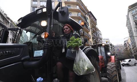 Με μαύρες σημαίες στο κέντρο της Αθήνας οι αγρότες: Ψίχουλα αυτά που μας έδωσε η κυβέρνηση