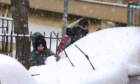Καιρός: Σκηνικό χειμώνα στην «καρδιά» του Μάρτη - Νιφάδες χιονιού στο κέντρο της Θεσσαλονίκης