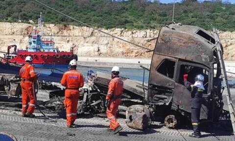 Euroferry Olympia: Απομακρύνθηκαν τα καμένα οχήματα από δύο γκαράζ (pics)