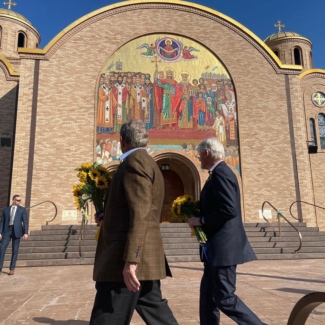ΗΠΑ: Κλίντον και Μπους επισκέφθηκαν ουκρανική εκκλησία στο Σικάγο