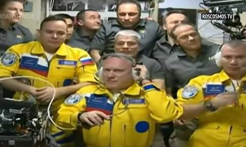 Ρώσοι κοσμοναύτες έφτασαν στον Διεθνή Διαστημικό Σταθμό φορώντας τα χρώματα της ουκρανικής σημαίας