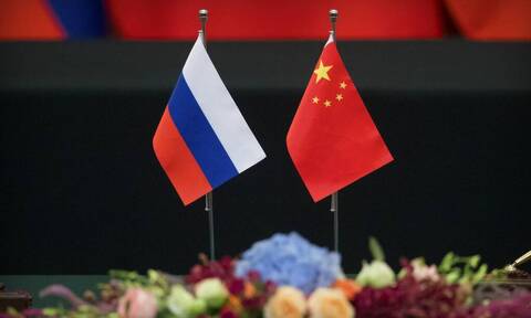 Ανώτερος διπλωμάτης της Κίνας χαρακτηρίζει ολοένα πιο «εξωφρενικές» τις κυρώσεις σε βάρος της Ρωσίας