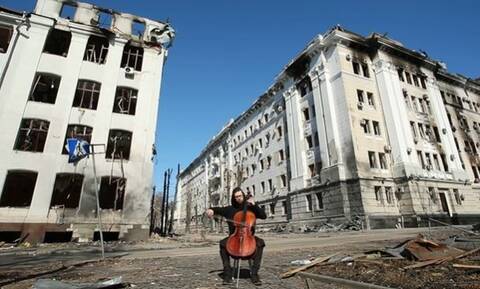 Πόλεμος στην Ουκρανία: Σπαρακτικό βίντεο με τσελίστα να παίζει Μπαχ ανάμεσα στα ερείπια του Χαρκόβου