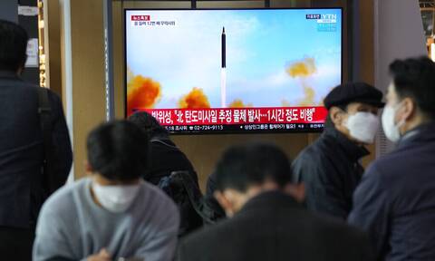Βόρεια Κορέα: Ο Κιμ πανηγυρίζει για την εκτόξευση «νέου τύπου» διηπειρωτικού βαλλιστικού πυραύλου
