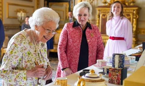 Βασίλισσα Ελισάβετ: Η σπάνια εμφάνιση με μπαστούνι λίγο πριν το μνημόσυνο του Φιλίππου