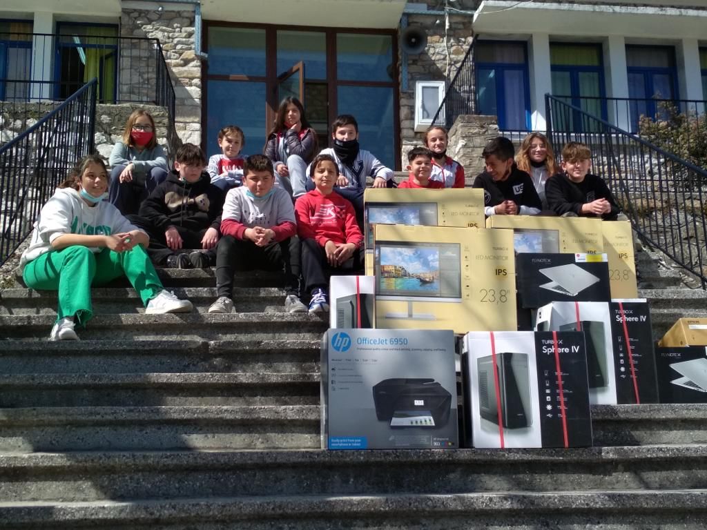 Θάσος: Το Μαξίμου έστειλε υπολογιστές, προτζέκτορες, βιβλία σε μαθητές Δημοτικού Σχολείου