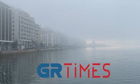 Θεσσαλονίκη: Η ομίχλη «εξαφάνισε» τον Λευκό Πύργο - Εντυπωσιακές εικόνες