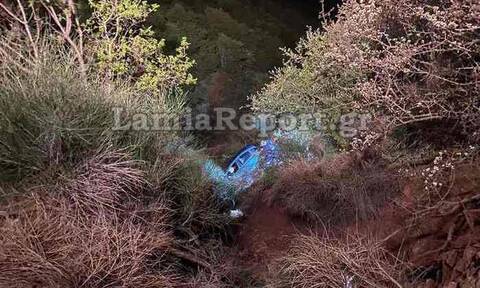 Θανατηφόρο τροχαίο στη Λαμία: Αυτοκίνητο έπεσε σε γκρεμό - Νεκρή ηλικιωμένη (pics+vid)