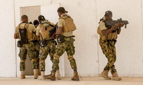 Νιγηρία: 15 στρατιώτες σκοτώθηκαν σε επίθεση ενόπλων σε στρατιωτική βάση