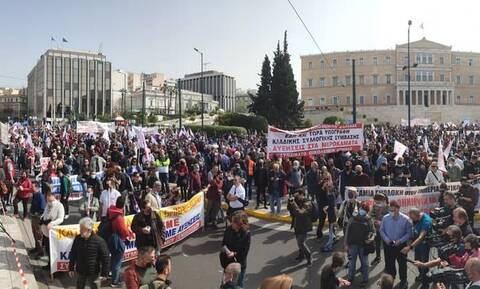 Απεργία: Kλειστό το κέντρο – Πλήθος κόσμου και συνθήματα στις συγκεντρώσεις