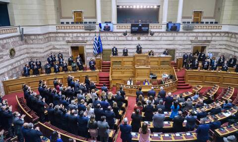 Βουλή: Ύβρις η παρουσία μέλους του τάγματος Αζόφ στον ναό της Ελληνικής Δημοκρατίας