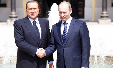 Ο Σίλβιο Μπερλουσκόνι δηλώνει «απογοητευμένος και στεναχωρημένος» από τον φίλο του Πούτιν