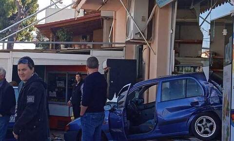 Πάτρα: Αυτοκίνητο «καρφώθηκε» σε μίνι μάρκετ στα Μποζαΐτικα