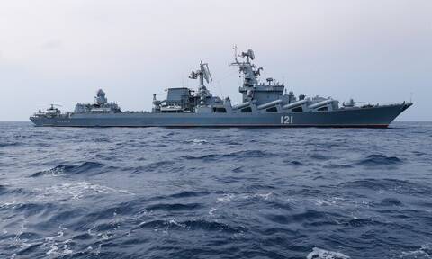 Η Ρωσία επιβεβαιώνει πυρκαγιά και εκρήξεις στο καταδρομικό Moskva - Το πλοίο εκκενώθηκε